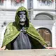 Oberbürgermeister Jan Rothenbacher wirbt als Bösewicht «Doctor Doom» dafür, dass der nächste Marvel-Film in Memmingen Premiere feiert. - Bild: Jason Tschepljakow/dpa