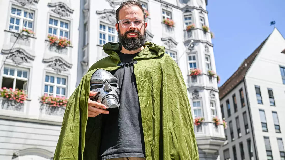 Oberbürgermeister Jan Rothenbacher wirbt als Bösewicht «Doctor Doom» dafür, dass der nächste Marvel-Film in Memmingen Premiere feiert. - Bild: Jason Tschepljakow/dpa