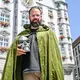 Oberbürgermeister Jan Rothenbacher wirbt als Bösewicht «Doctor Doom» dafür, dass der nächste Marvel-Film in Memmingen Premiere feiert. - Bild: Jason Tschepljakow/dpa