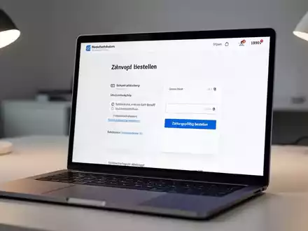 Ein moderner Laptop-Bildschirm zeigt eine E-Commerce-Kaufseite mit einem deutlich beschrifteten Bestellbutton. - Foto: über boerse-global.de
