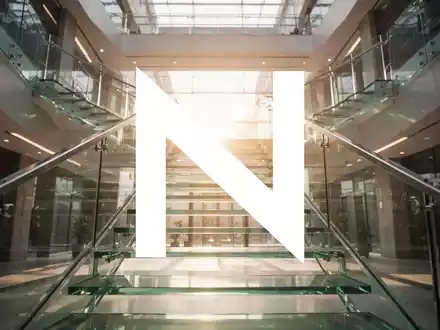 Abstrakte Darstellung von Wachstum durch eine nach oben führende Treppe im hellen, modernen Architekturstil - Foto: über boerse-global.de