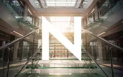 Abstrakte Darstellung von Wachstum durch eine nach oben führende Treppe im hellen, modernen Architekturstil - Foto: über boerse-global.de