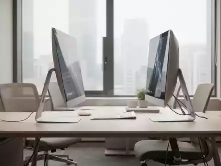 Moderner, ergonomischer Büroarbeitsplatz mit einem seitlich zum Fenster ausgerichteten Monitor bei diffusem Tageslicht. - Foto: über boerse-global.de