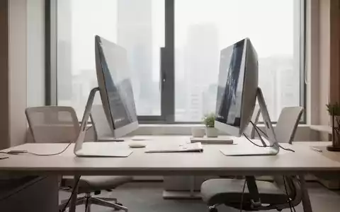 Moderner, ergonomischer Büroarbeitsplatz mit einem seitlich zum Fenster ausgerichteten Monitor bei diffusem Tageslicht. - Foto: über boerse-global.de