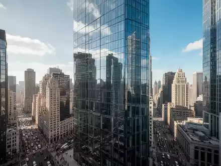 Moderne Glasfassaden eines Bürogebäudes im Finanzviertel bei Tageslicht. - Foto: über boerse-global.de