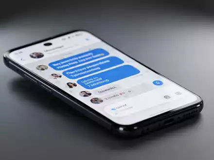 Nahaufnahme eines modernen Android-Smartphone-Bildschirms mit einer Messaging-App und blauen Textblasen. - Foto: über boerse-global.de