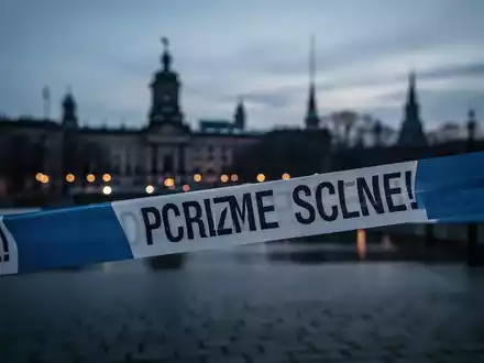 Polizeiabsperrband vor der verschwommenen Berliner Skyline bei Dämmerung. - Foto: über boerse-global.de