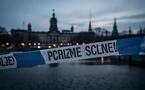 Polizeiabsperrband vor der verschwommenen Berliner Skyline bei Dämmerung. - Foto: über boerse-global.de
