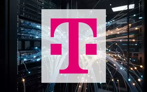 Abstrakte Darstellung moderner Telekommunikationsinfrastruktur mit leuchtenden Glasfaserknoten in einem Serverraum. - Foto: über boerse-global.de