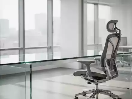 Ein moderner, heller Büroarbeitsplatz mit einem leeren Schreibtisch und ergonomischem Stuhl in einer professionellen Umgebung. - Foto: über boerse-global.de