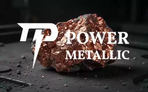 Nahaufnahme von kupferhaltigem Erzgestein mit metallischen Kristallstrukturen in einer industriellen Umgebung. - Foto: über boerse-global.de