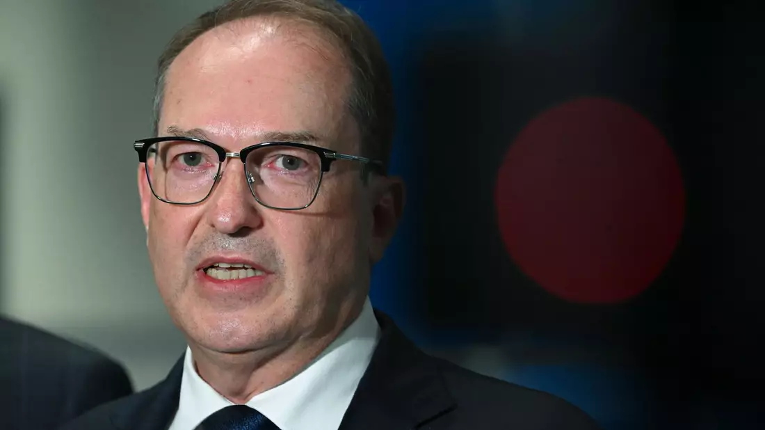 Innenminister Alexander Dobrindt hat seinen Urlaub unterbrochen, um sich vor Ort zu informieren. - Bild: Hendrik Schmidt/dpa