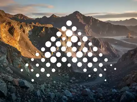 Abstrakte Darstellung einer gebirgigen Bergbaulandschaft bei goldenem Licht. - Foto: über boerse-global.de