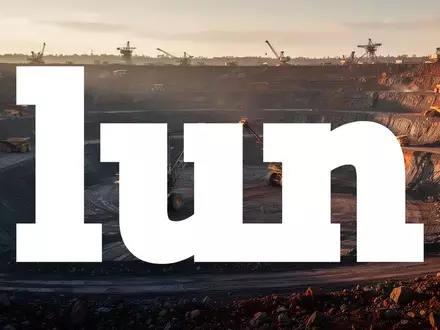Weite Ansicht eines modernen Tagebaus bei Sonnenuntergang, die industrielle Aktivität und Bergbau symbolisiert. - Foto: über boerse-global.de
