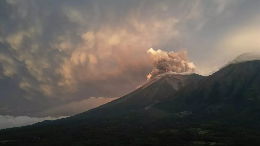 Bei einem schweren Ausbruch des Vulkans im Jahr 2018 waren mehr als 200 Menschen ums Leben gekommen. (Archivbild) - Bild: Moises Castillo/AP/dpa