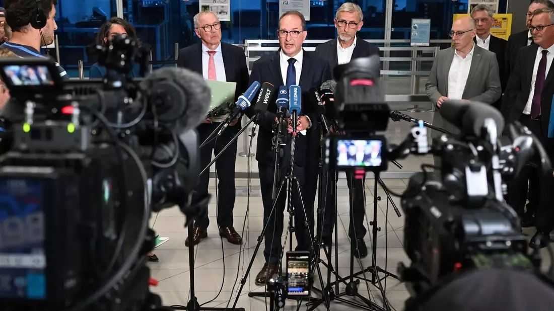 Dobrindt unterbrach seinen Urlaub für eine Lagebesprechung vor Ort mit Vertretern von Sicherheitsbehörden. - Bild: Hendrik Schmidt/dpa