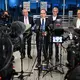 Dobrindt unterbrach seinen Urlaub für eine Lagebesprechung vor Ort mit Vertretern von Sicherheitsbehörden. - Bild: Hendrik Schmidt/dpa