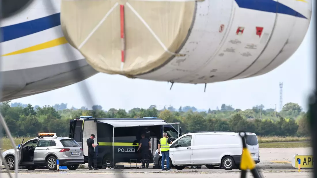 Laut Sicherheitskreisen wurde die Drohne in der Nähe eines ukrainischen Frachtflugzeugs gefunden. - Bild: Hendrik Schmidt/dpa