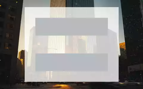 Moderner Wolkenkratzer in einem Finanzviertel bei Sonnenaufgang, der Aufwärtstrend und wirtschaftliches Wachstum symbolisiert. - Foto: über boerse-global.de