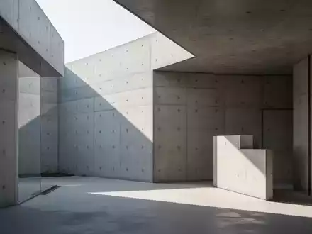 Minimalistisches Betongebäude mit klaren geometrischen Linien und sanftem Lichteinfall in einer japanischen Stadtlandschaft. - Foto: über boerse-global.de