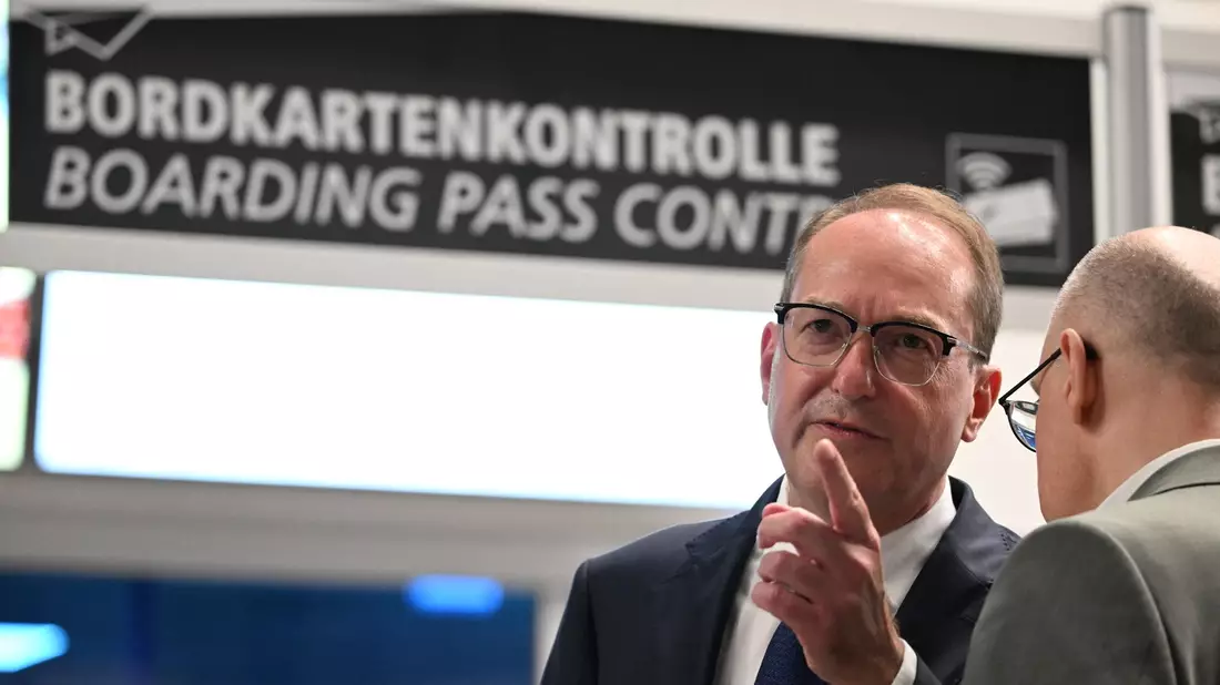 Der Bundesinnenminister spricht von einem «hybriden Anschlagsszenario». - Bild: Hendrik Schmidt/dpa