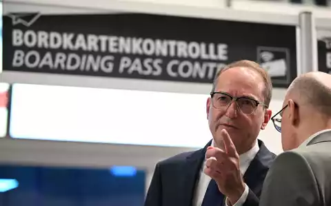 Der Bundesinnenminister spricht von einem «hybriden Anschlagsszenario». - Foto: Hendrik Schmidt/dpa