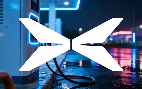 Moderne E-Auto-Ladestation bei Nacht mit futuristischer Beleuchtung und Fokus auf effiziente Energietechnologie. - Foto: über boerse-global.de