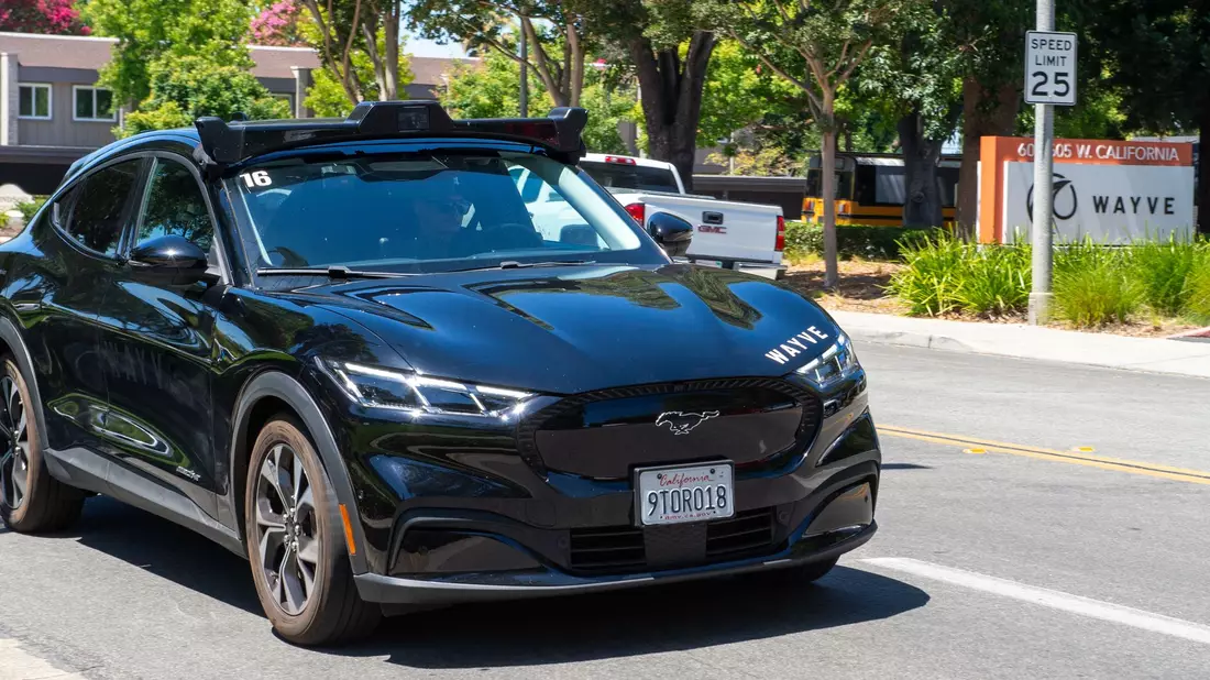Solche zu selbstfahrenden Autos umgebauten Mustang-Elektroautos von Ford sollen Fahrgäste in London befördern. - Bild: Andrej Sokolow/dpa