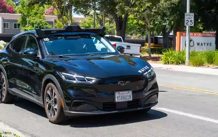 Solche zu selbstfahrenden Autos umgebauten Mustang-Elektroautos von Ford sollen Fahrgäste in London befördern. - Foto: Andrej Sokolow/dpa