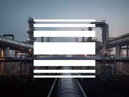 Moderne Industrieinfrastruktur einer Öl- und Gaspipeline in der Abenddämmerung mit atmosphärischer Beleuchtung. - Foto: über boerse-global.de