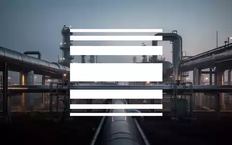 Moderne Industrieinfrastruktur einer Öl- und Gaspipeline in der Abenddämmerung mit atmosphärischer Beleuchtung. - Foto: über boerse-global.de