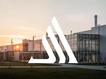 Moderne Industrieanlage bei Sonnenaufgang als Symbol für positives Marktwachstum in der Rohstoffbranche. - Foto: über boerse-global.de