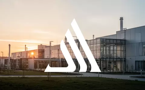 Moderne Industrieanlage bei Sonnenaufgang als Symbol für positives Marktwachstum in der Rohstoffbranche. - Foto: über boerse-global.de
