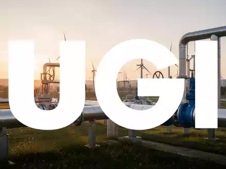 Moderne Energieinfrastruktur bei Sonnenaufgang als Symbol für regulatorische Genehmigungen in der Versorgungsbranche - Foto: über boerse-global.de