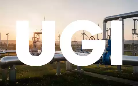 Moderne Energieinfrastruktur bei Sonnenaufgang als Symbol für regulatorische Genehmigungen in der Versorgungsbranche - Foto: über boerse-global.de