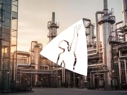 Moderne Industrieanlage bei Sonnenuntergang als Symbol für wirtschaftliche Erholung und positive Geschäftsentwicklung. - Foto: über boerse-global.de