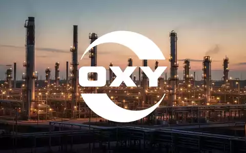 Moderne Industrieanlage in der Ölindustrie bei Sonnenuntergang als Symbol für wirtschaftliches Wachstum. - Foto: über boerse-global.de