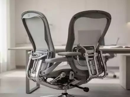 Moderner ergonomischer Bürostuhl in einem hellen, stilvoll eingerichteten Homeoffice. - Foto: über boerse-global.de