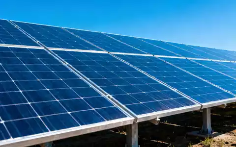 Moderne Solarpark-Anlage mit Photovoltaik-Modulen unter blauem Himmel - Foto: über boerse-global.de