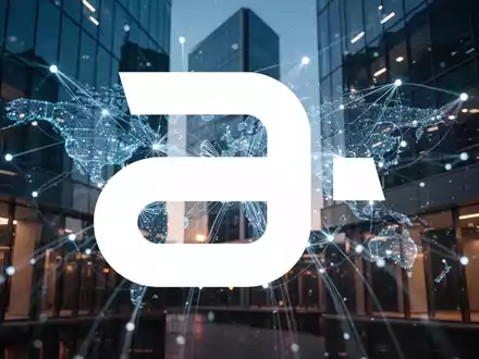 Abstrakte Darstellung moderner digitaler Infrastruktur und globaler Vernetzung mit leuchtenden Lichtleitern. - Foto: über boerse-global.de