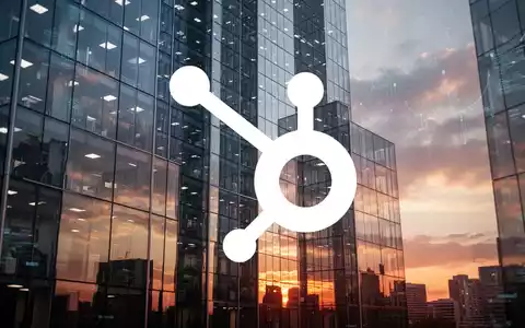 Abstrakte Darstellung eines modernen Bürogebäudes bei Sonnenuntergang als Symbol für die Software-Branche. - Foto: über boerse-global.de