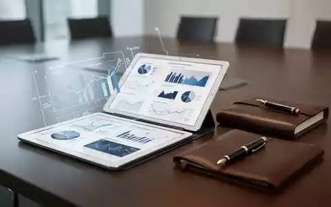 Ein Tablet mit Finanzgrafiken und ein Notizbuch auf einem Konferenztisch als Symbol für betriebswirtschaftliche Schulung. - Foto: über boerse-global.de
