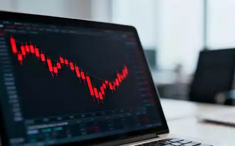 Roter Abwärtstrend in einem Aktien-Kursdiagramm auf einem Monitor. - Foto: über boerse-global.de