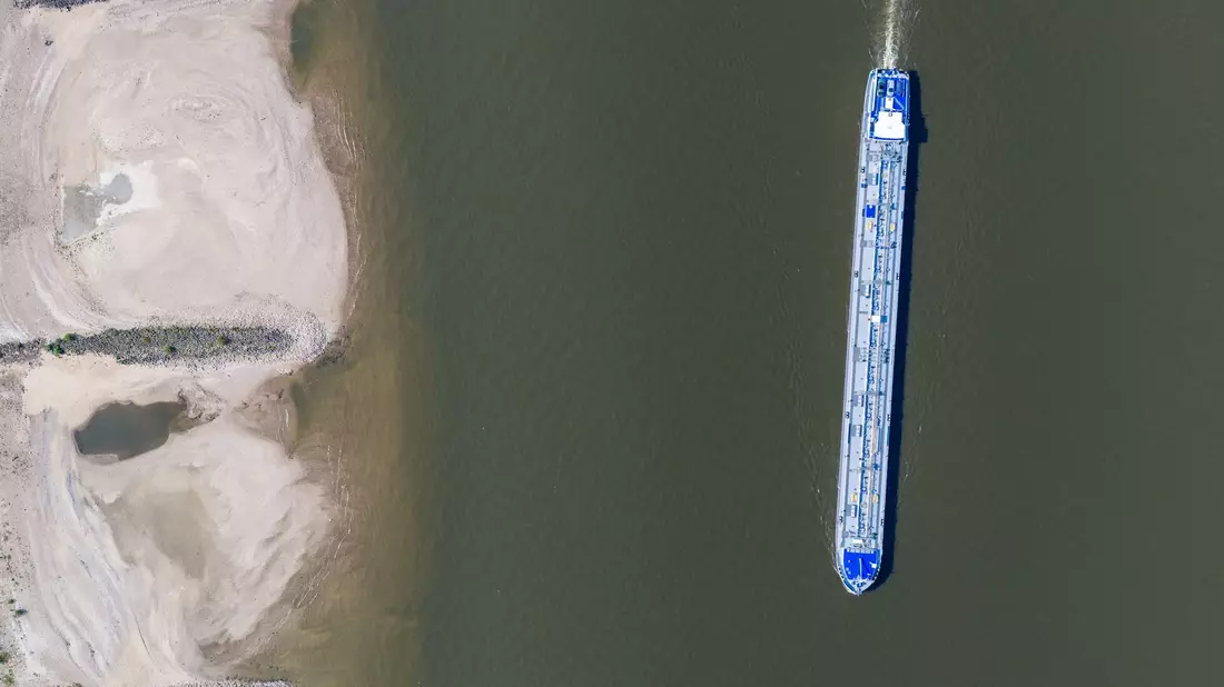 Wegen des Niedrigwassers können Transportschiffe weniger laden - Bild: Christoph Reichwein/dpa