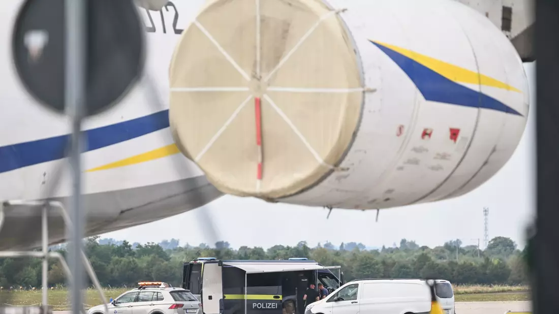 Nach dem Fund einer Drohne mit Sprengvorrichtung am Flughafen Leipzig/Halle fordert ein Luftverkehrsexperte einen besseren Schutz kritischer Infrastruktur. (Archivbild)  - Bild: Hendrik Schmidt/dpa