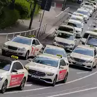 Die Taxibranche fordert Mindestpreise für die Mietwagenplattformen. (Archivbild) - Foto: Rolf Vennenbernd/dpa