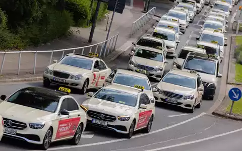 Die Taxibranche fordert Mindestpreise für die Mietwagenplattformen. (Archivbild) - Foto: Rolf Vennenbernd/dpa