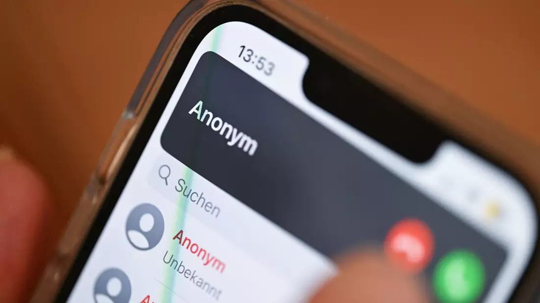 Telefonisch erzeugen die Täter eine Ausnahmesituation. (Symbolbild)   - Bild: Bernd Weißbrod/dpa