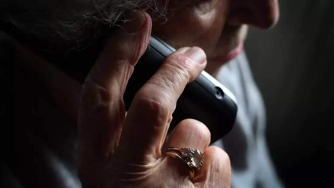 Opfer der Betrüger sind psychisch häufig sehr belastet. (Symbolbild) - Bild: Karl-Josef Hildenbrand/dpa