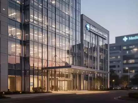 Moderne Krankenhausfassade bei Dämmerung, die die professionelle und architektonische Struktur einer Klinik darstellt. - Foto: über boerse-global.de